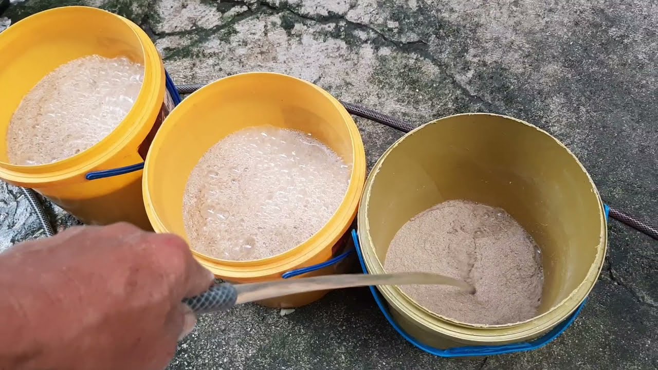 Takalan at sukat ng feeds at darak para sa pagpapakain sa alagang baboy.