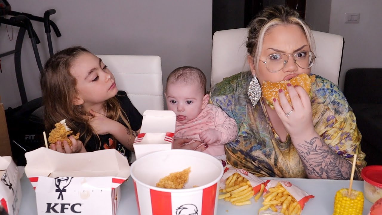 MUKBANG POLLO FRITTO DEL KFC GIGANTE CON ZOE E LARA / chiara paradisi