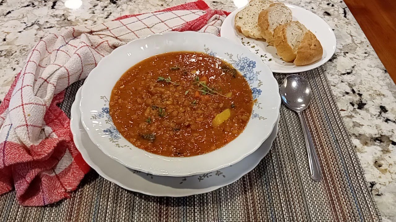 Чечевичный суп с колбасой