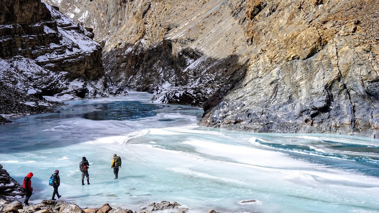 Chadar : Flying over the Frozen River with a Drone - 4K