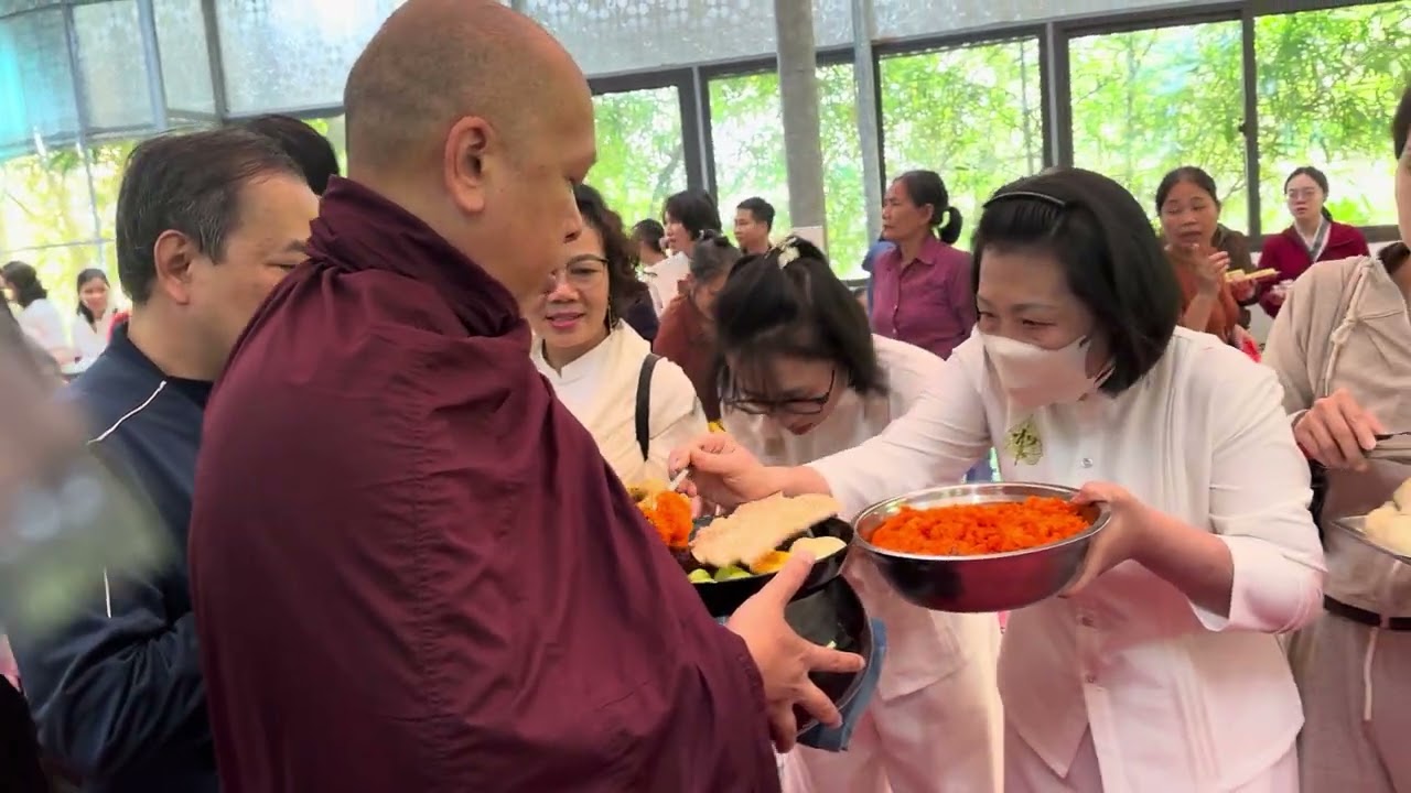 Ngài KOvida cùng Tăng đoàn chùa Phúc Minh đi bát trưa 24/12/2025