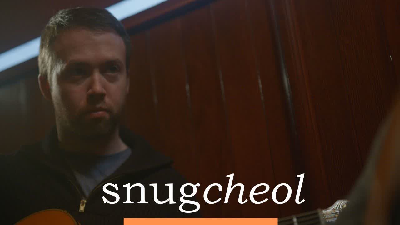 Caoimhín Ó Fearghaíl & Brian Mooney - The Mooncoin Jig / The Bank of Turf | Snugcheol | TG4