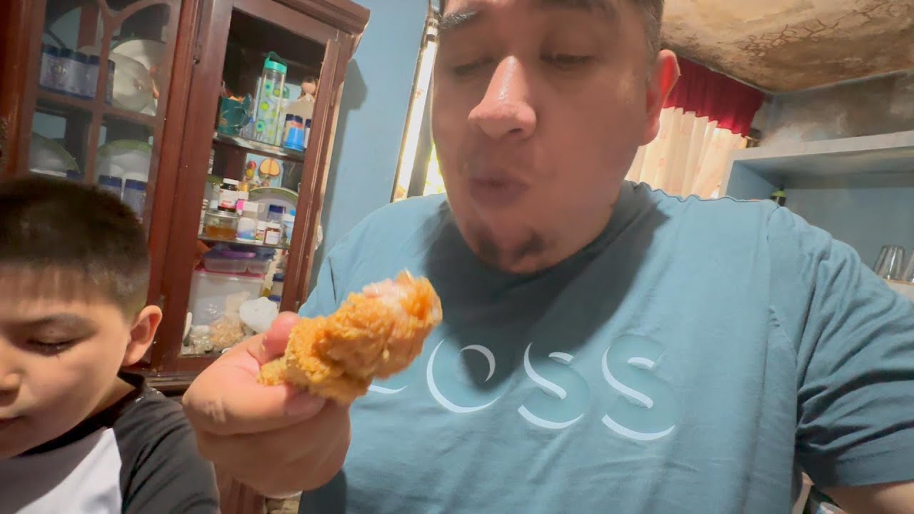 A COMER  POLLO CON MI SOBRINO gg