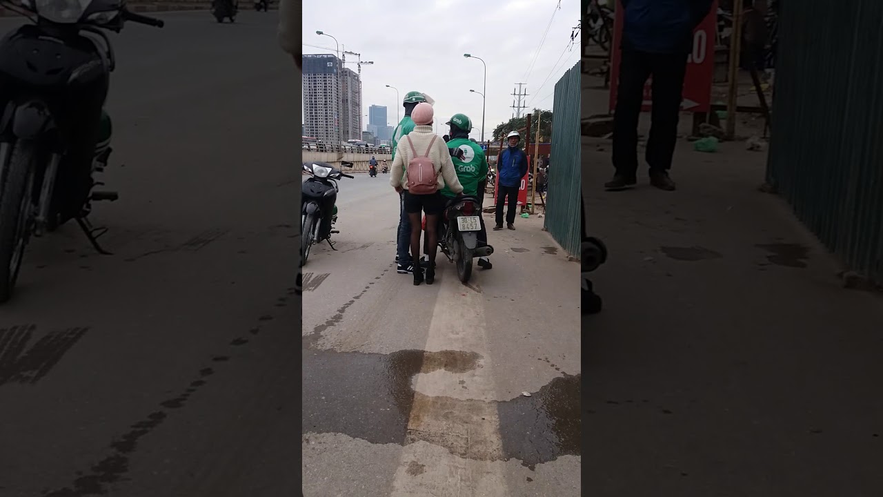 xe &ocirc;m grab v&agrave; xe &ocirc;m truyền thống tranh kh&aacute;ch .