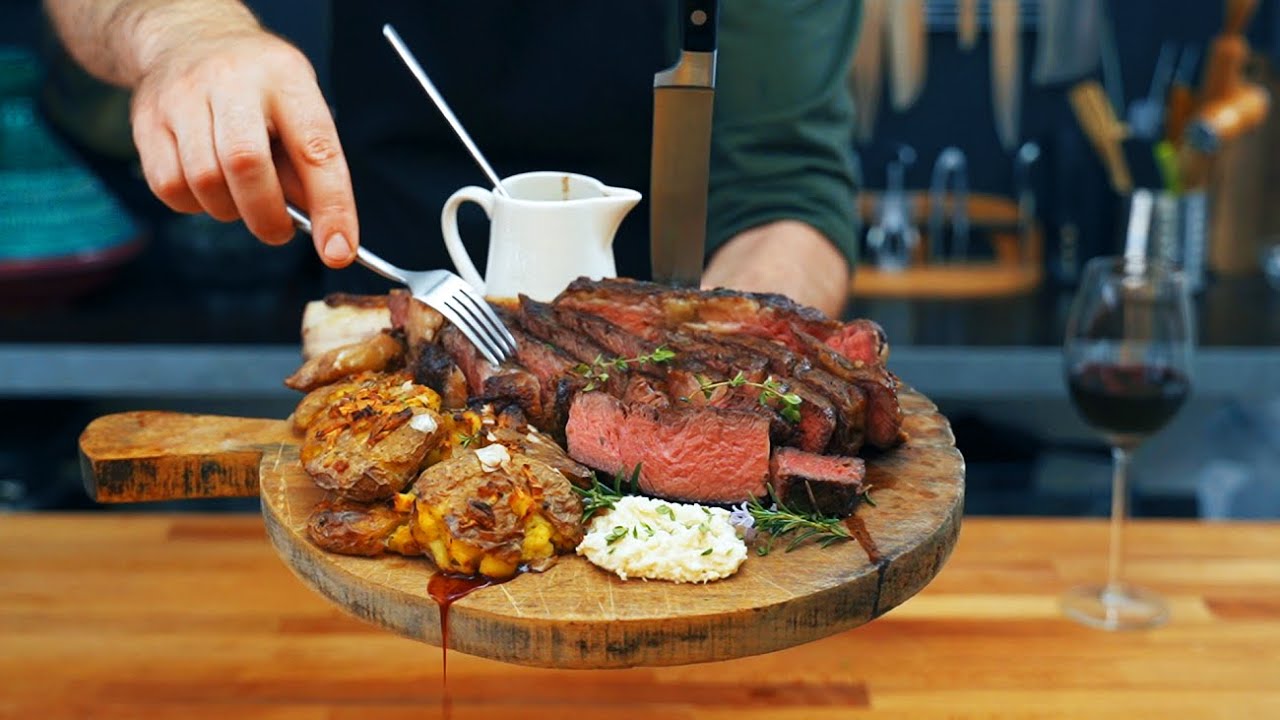 🥩 Говяжий стейк с вареным и запеченным картофелем и хреновым соусом | Играй на Qoob