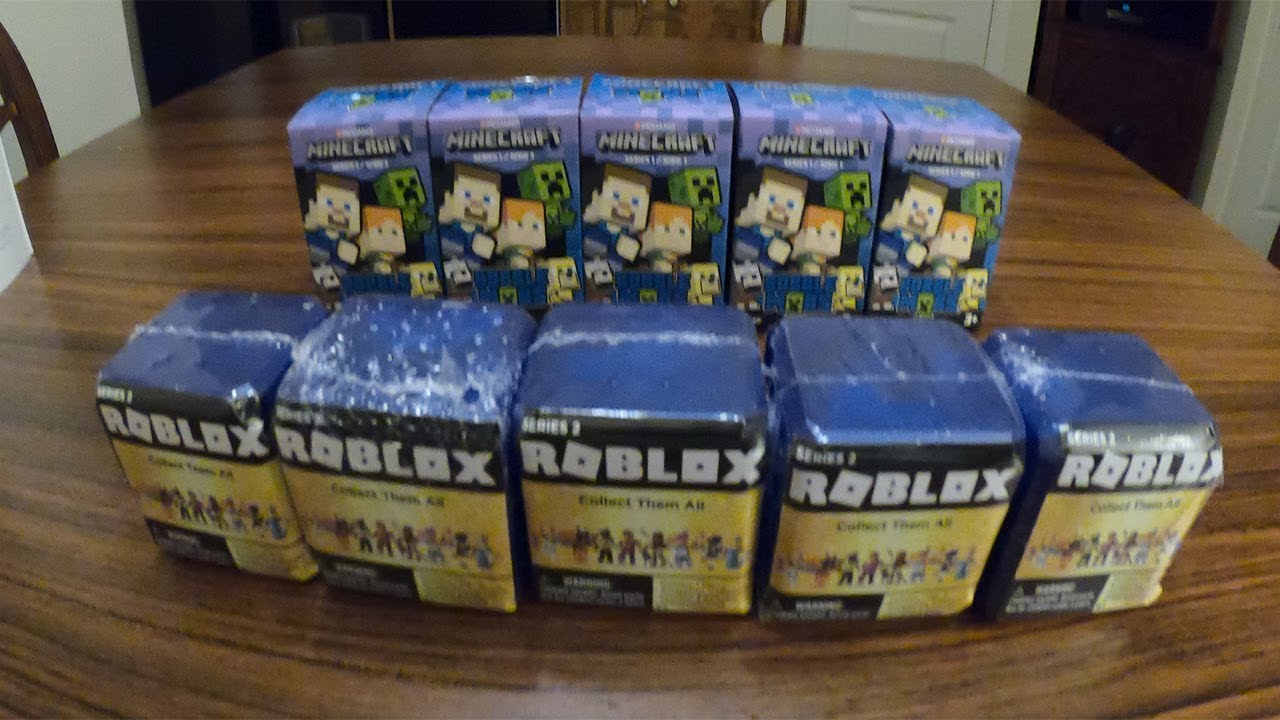 ABRINDO BRINQUEDOS SURPRESAS MINECRAFT VS ABRINDO BRINQUEDOS SURPRESAS ROBLOX! - Velhote