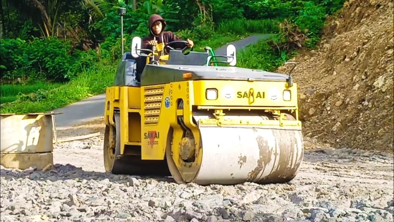 Proses pemadatan Halaman parkiran Tempat wisata Menggunakan SAKAI SW 500 Tandem Roller.