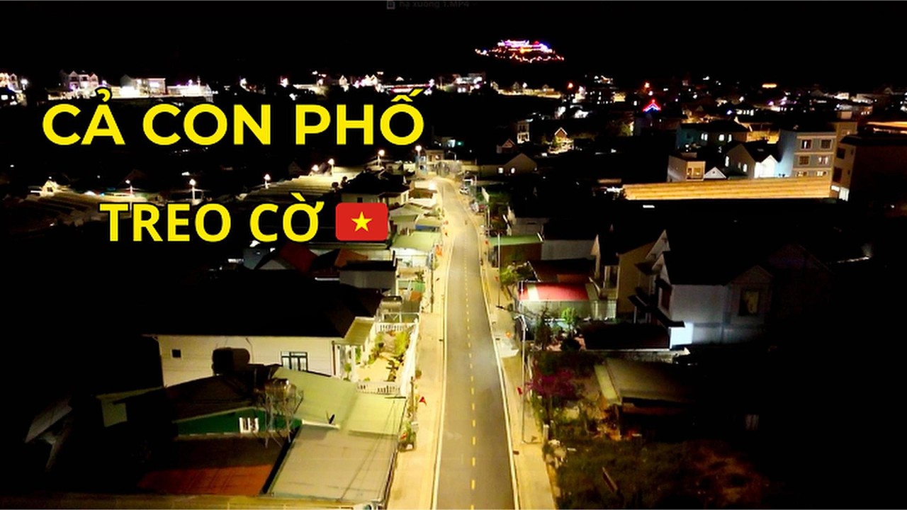 Con đường treo đầy cờ Việt Nam trước ngày lễ 🇻🇳 | A Street Full of Vietnamese Flags