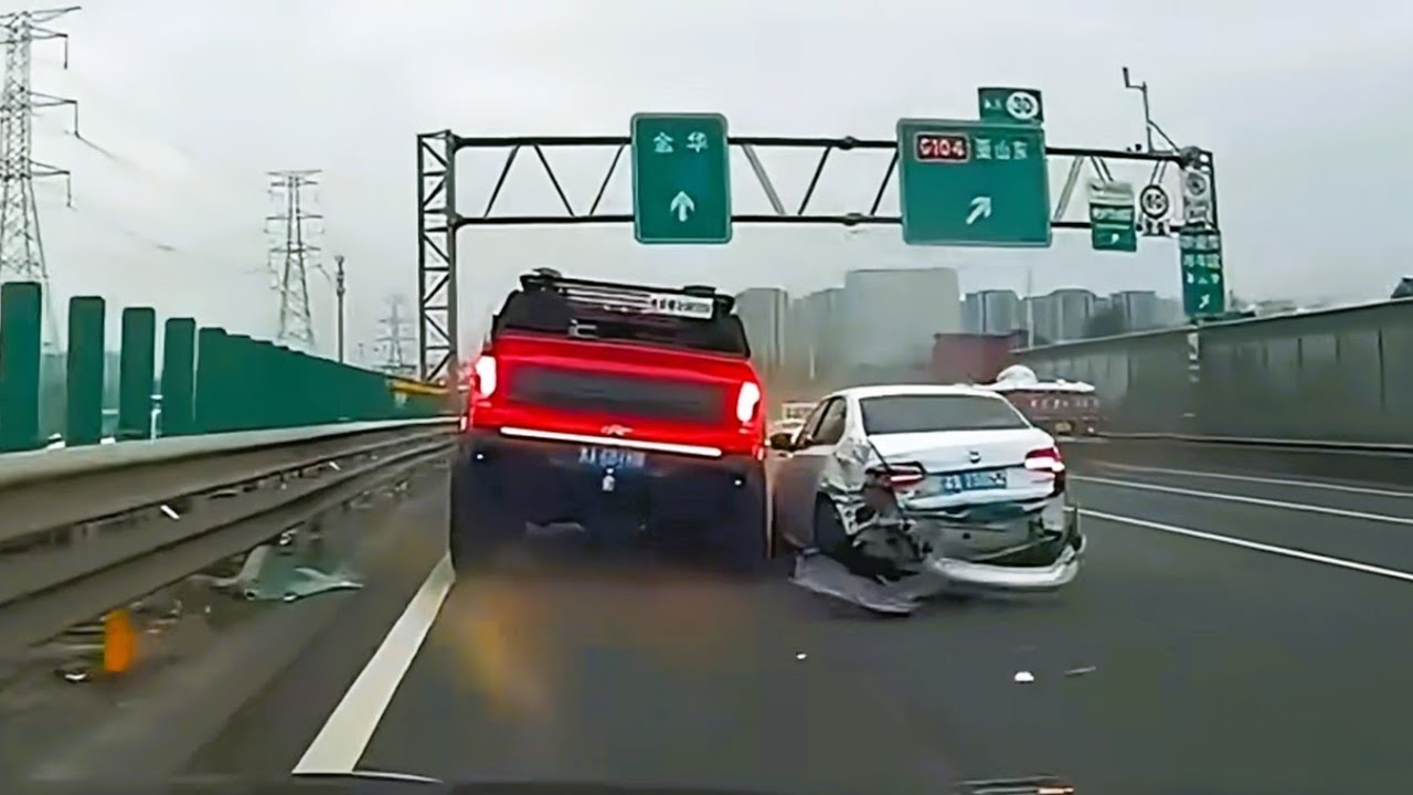 開車请保持車距，特別是在高速公路上，否則後果嚴重！