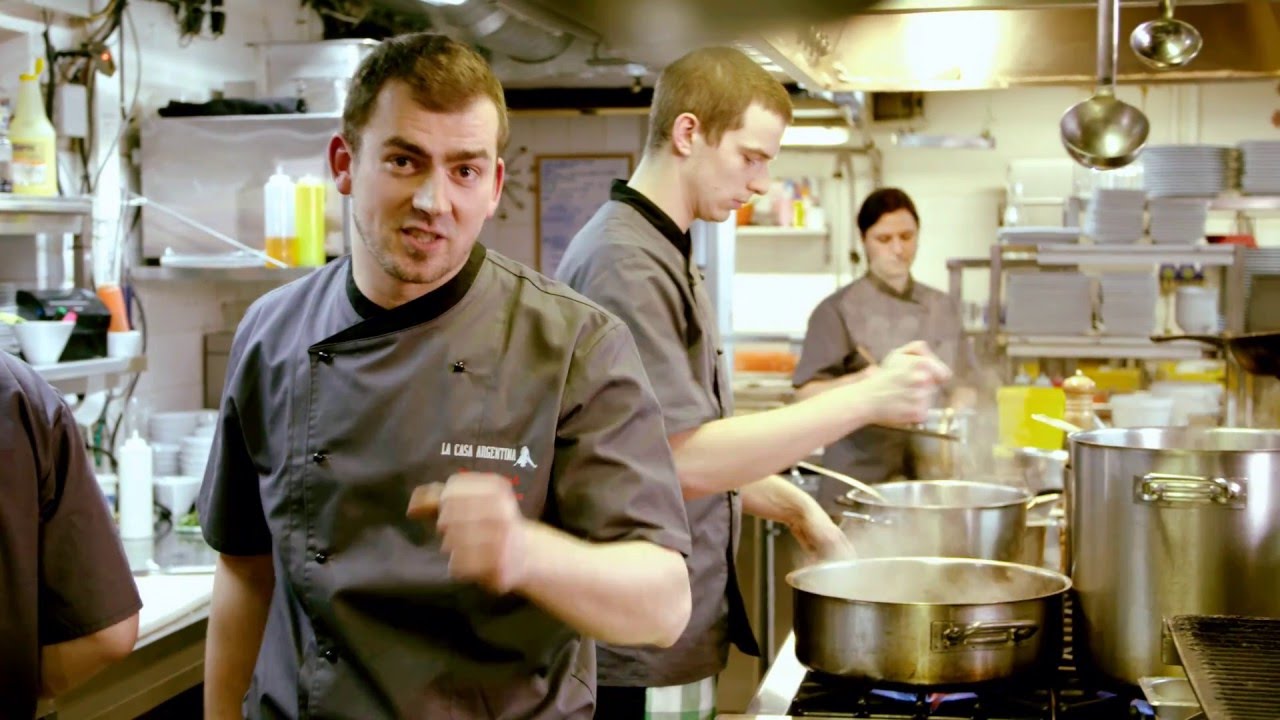 Pečené kalamáry s limetkami, chili balzamikovým krémem Kalamáta Papadimitriou a cherry rajčaty