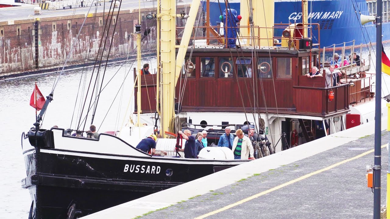 Dampfschiff Bussard verlässt die NOK-Schleuse Kiel-Holtenau