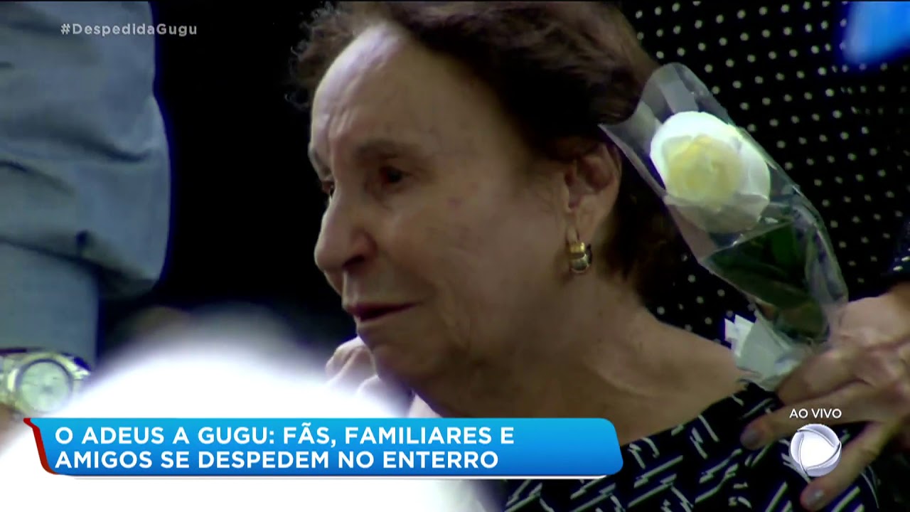 Família se emociona durante enterro de Gugu Liberato em SP