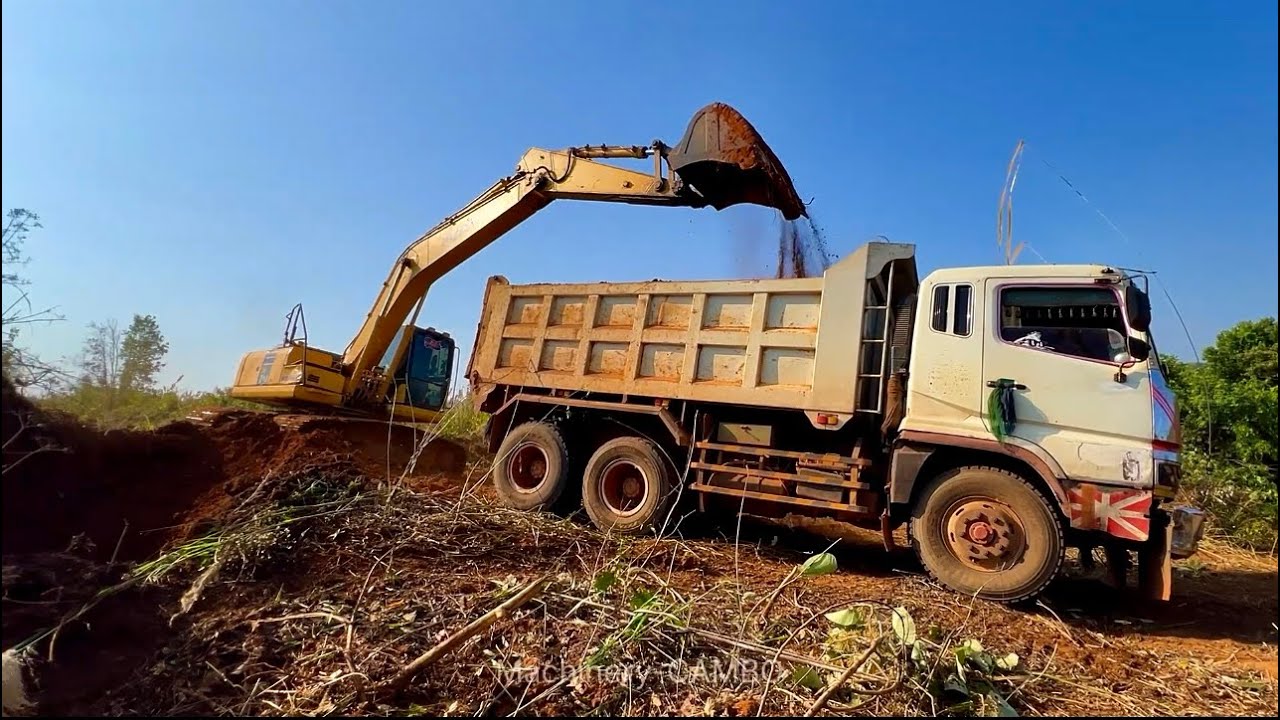 Excavator digs the soil, puts the truck in the ground, and then cleans the soil. #komatsupc210