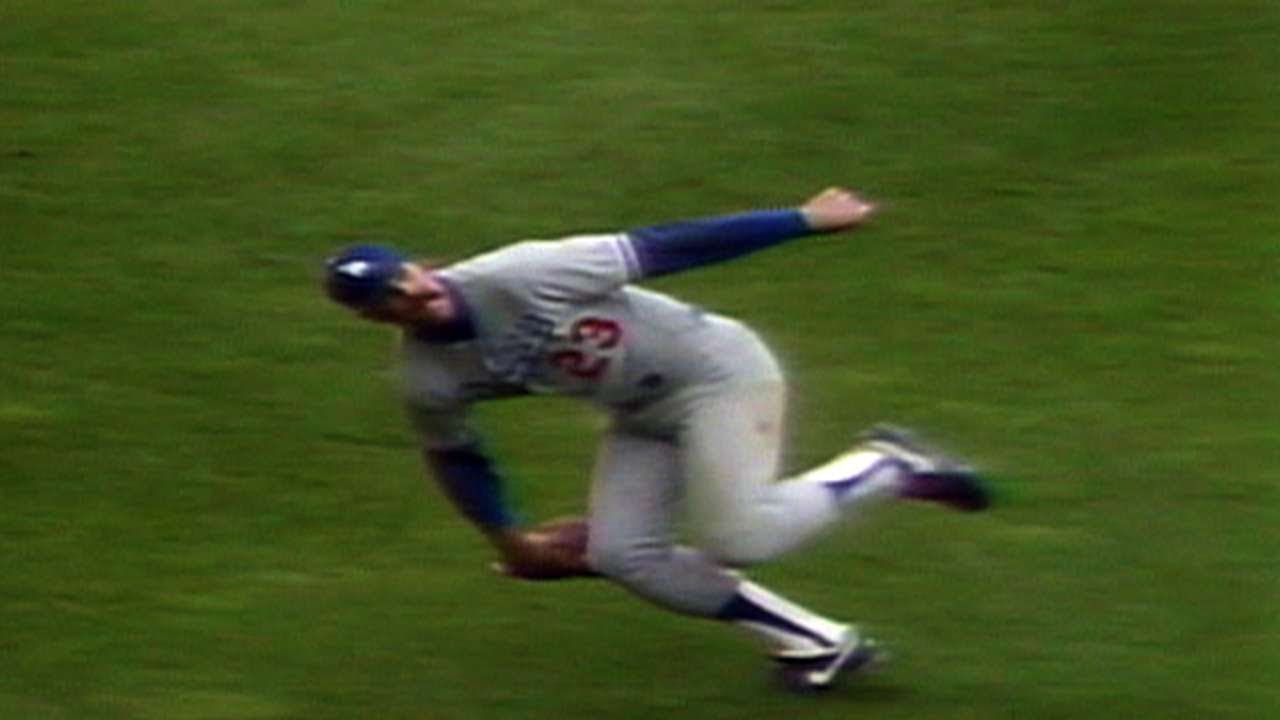 1988 NLCS Gm3: Kirk Gibson slips, slides, makes catch