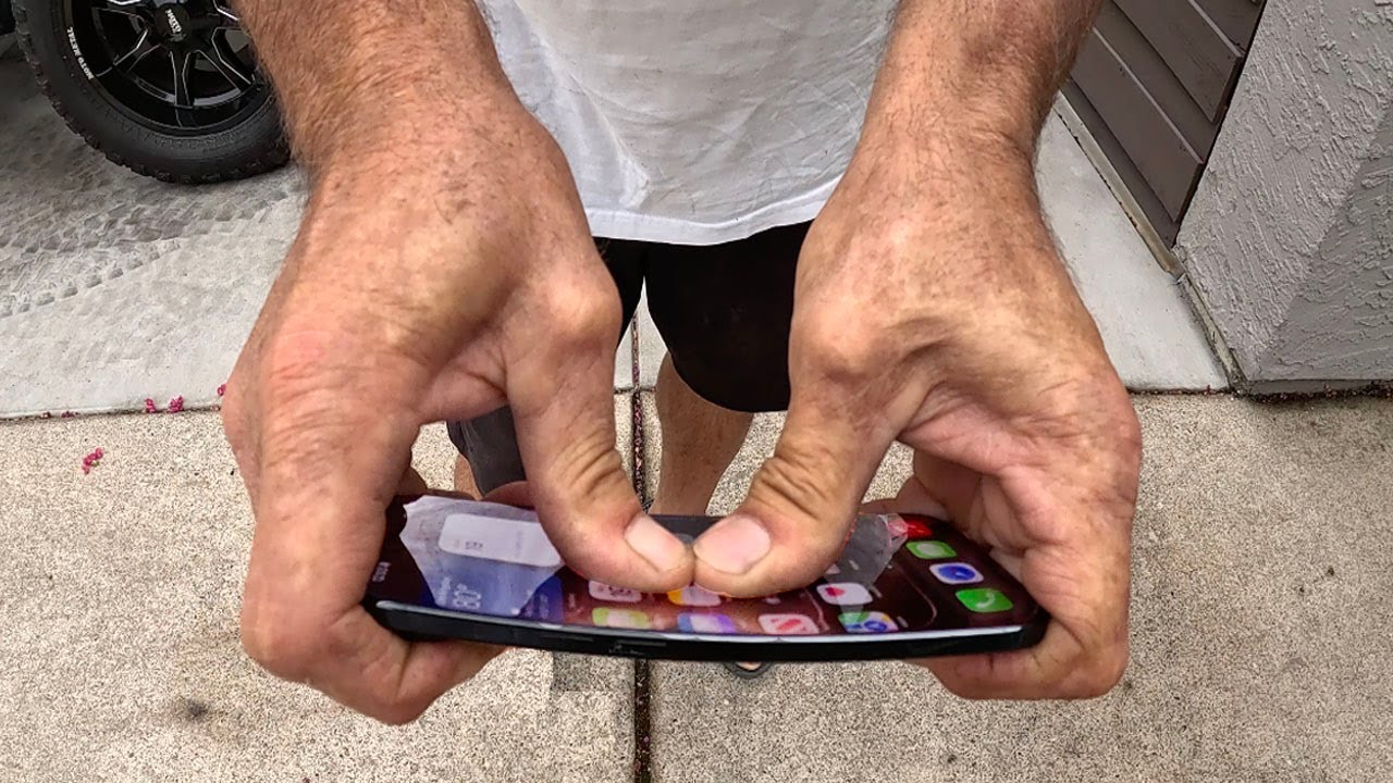 100 Hands против iPhone 17 Air — согнётся ли?