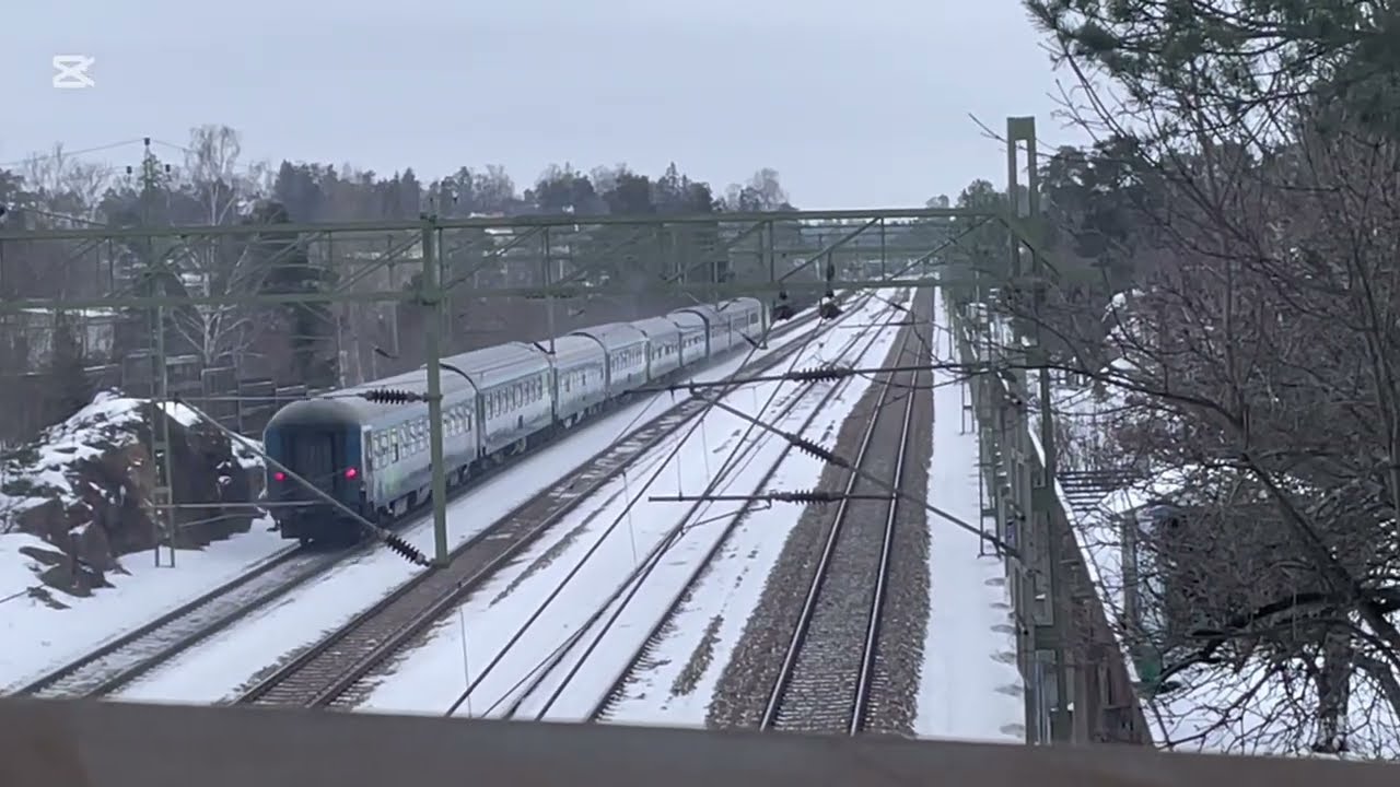 Svenska tåg del 18 Tåg vid bron mellan Stuvsta och Huddinge en snöig vinterdag Februari 2026