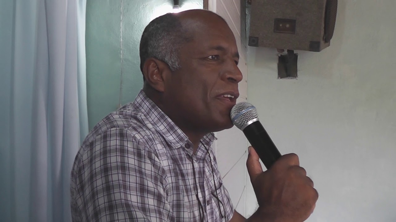 Pastor josé dos santos em limoeiro com as crianças