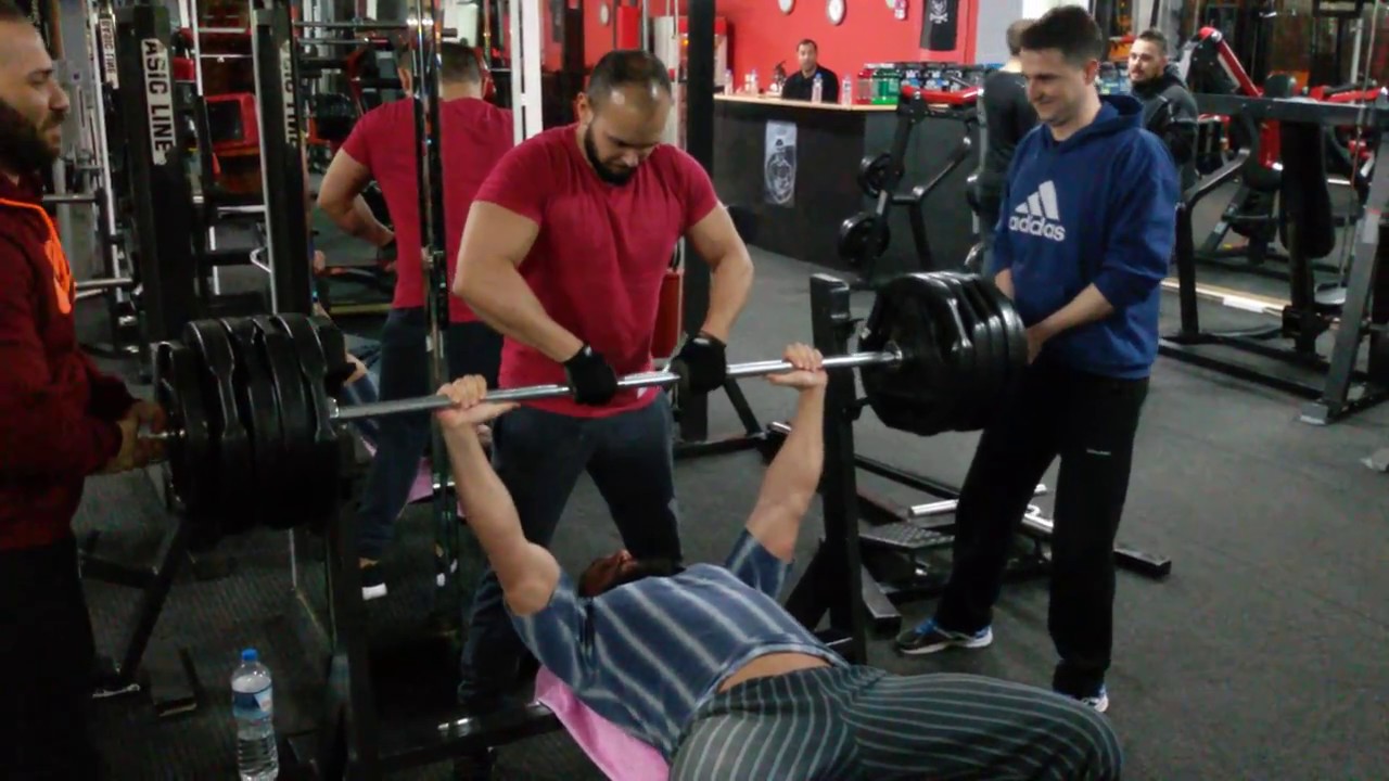 200 kg Πιέσεις Στον Ίσιο Πάγκο Με Μπάρα