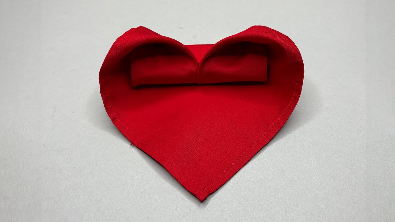 Romantische DIY-Idee: Herz aus roter Stoffserviette falten! 💕🌹✨