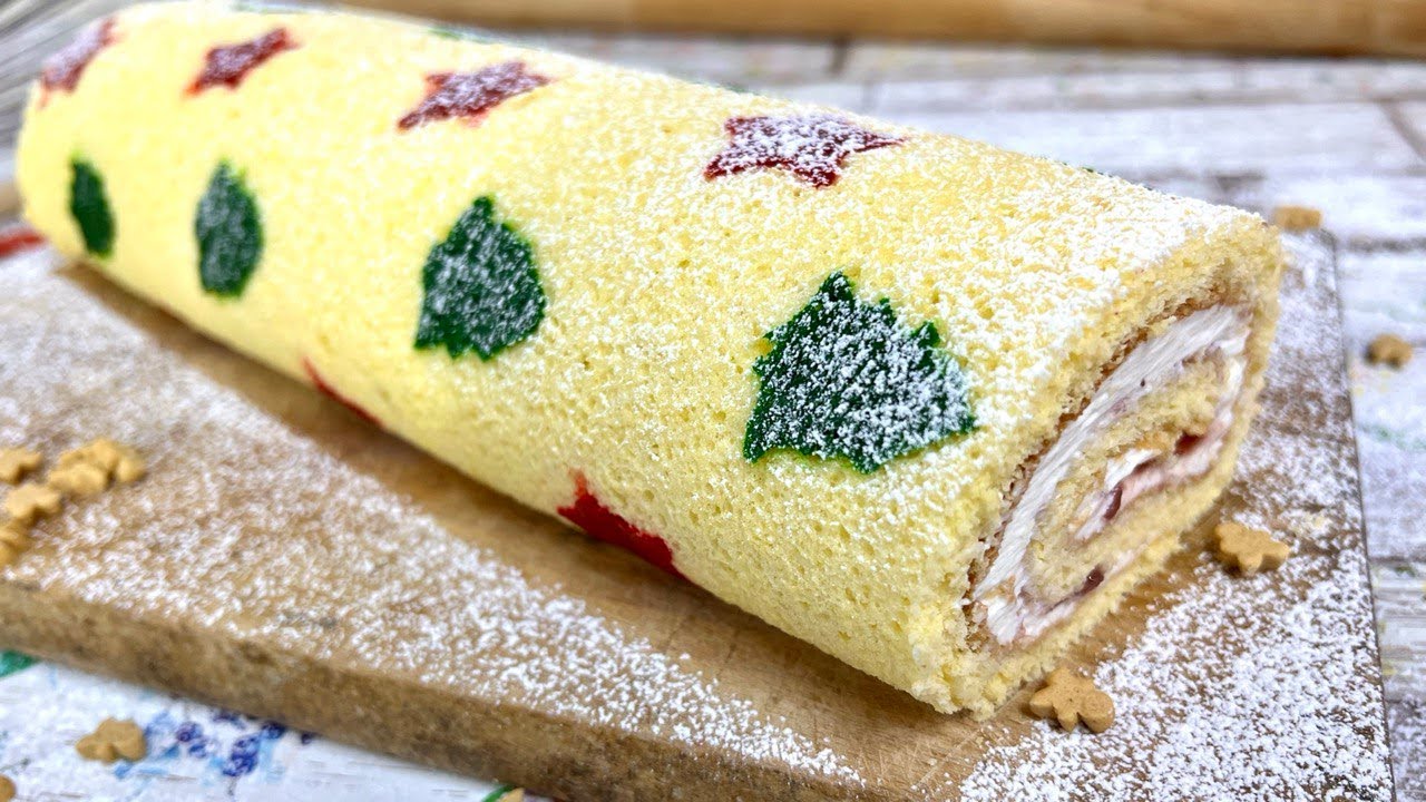 ROTOLO NATALIZIO DECORATO, con crema al mascarpone e confettura di fragole | Ricetta facile