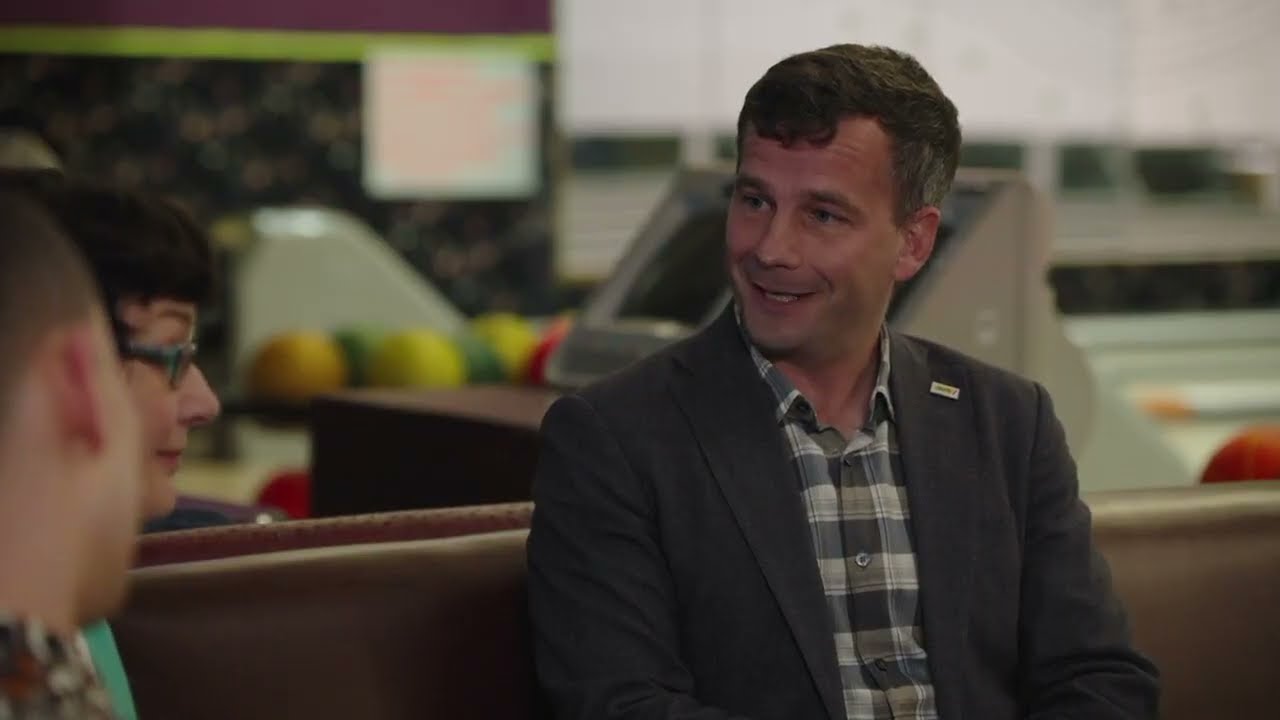 Setting my Mum up with David Seymour - James Must-A-Pic his Mum a Man