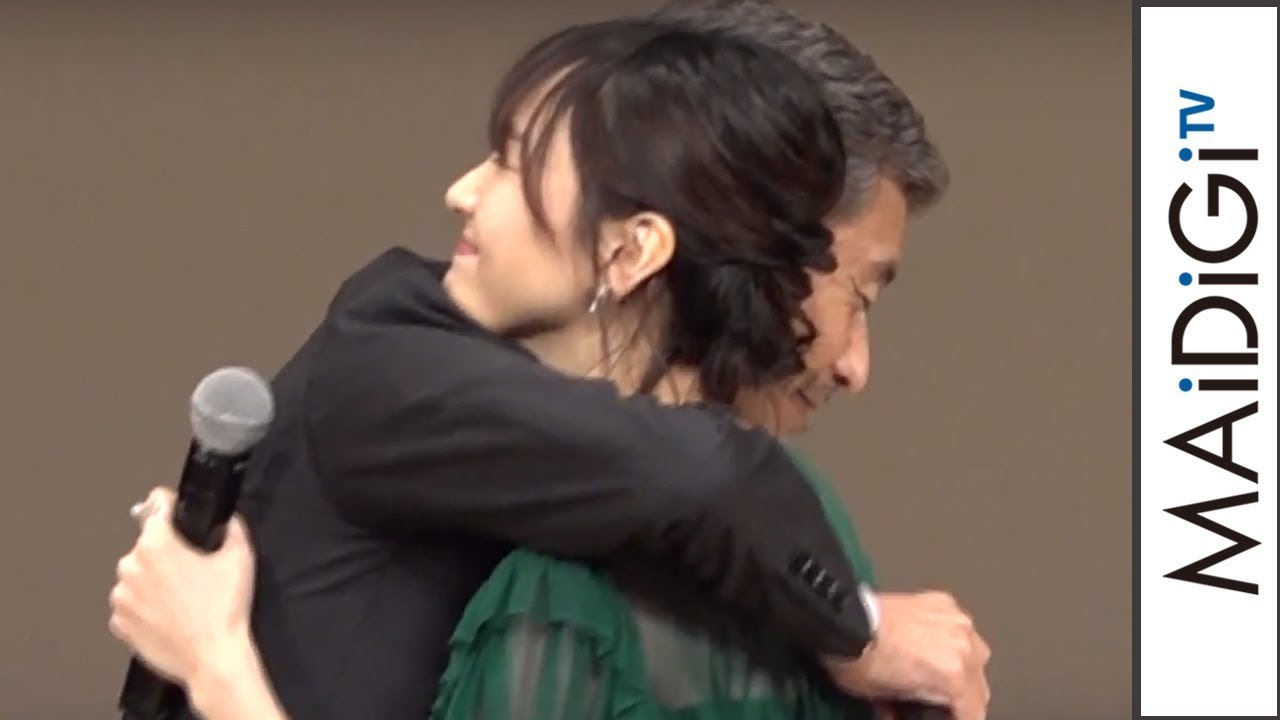新垣結衣、舘ひろしと熱いハグ！「パパおめでとう」と喜び分かち合い　「第61回ブルーリボン賞」授賞式
