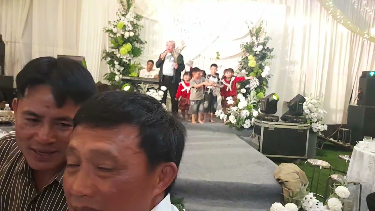 Cha sứ lên hát chúc mừng được một dàn vũ công nhí ung hộ nhiệt tinh 