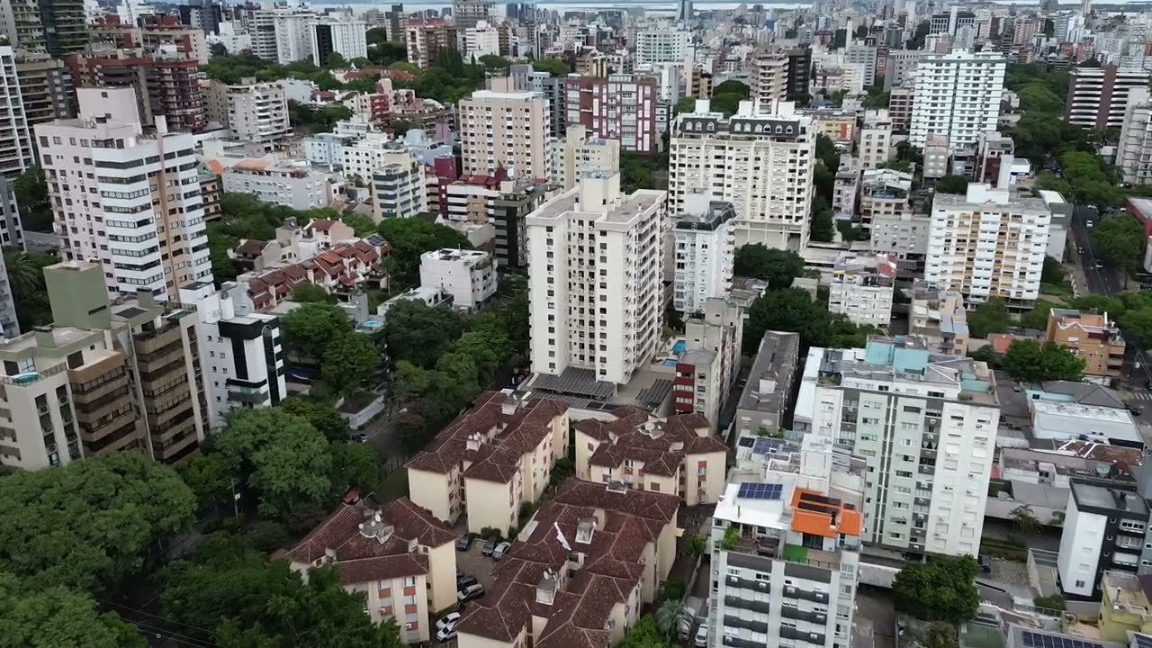 Vôo de drone sobre Porto Alegre, bairro Mont'Serrat - Rua Anita Garibaldi