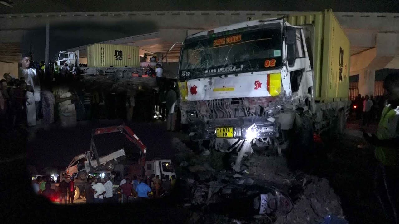 GARI LILILOBEBA KONTENA LASABABISHA AJALI MBAYA NA KUUWA WATU - AMANI ROUND ABOUT