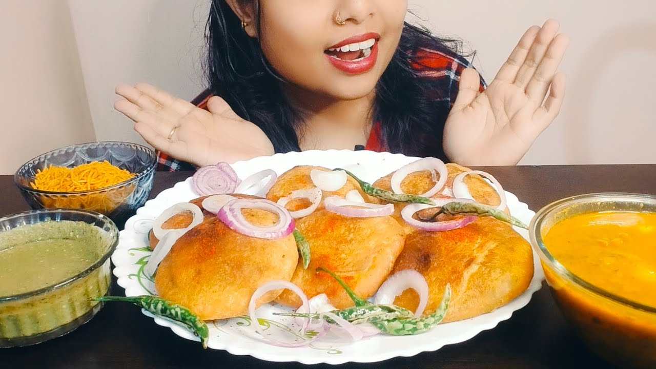 Eating: kachori wid Aaloo ki sabzi |Mukbang|  BIG KACHORI 