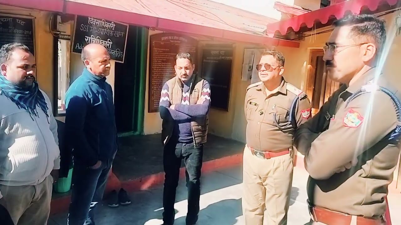 दुस्साहस::तिरछाखेत के ग्रामीण छेड़खानी मामले में आरोपियों की गिरफ्तारी के लिए कोतवाली पहुँचे