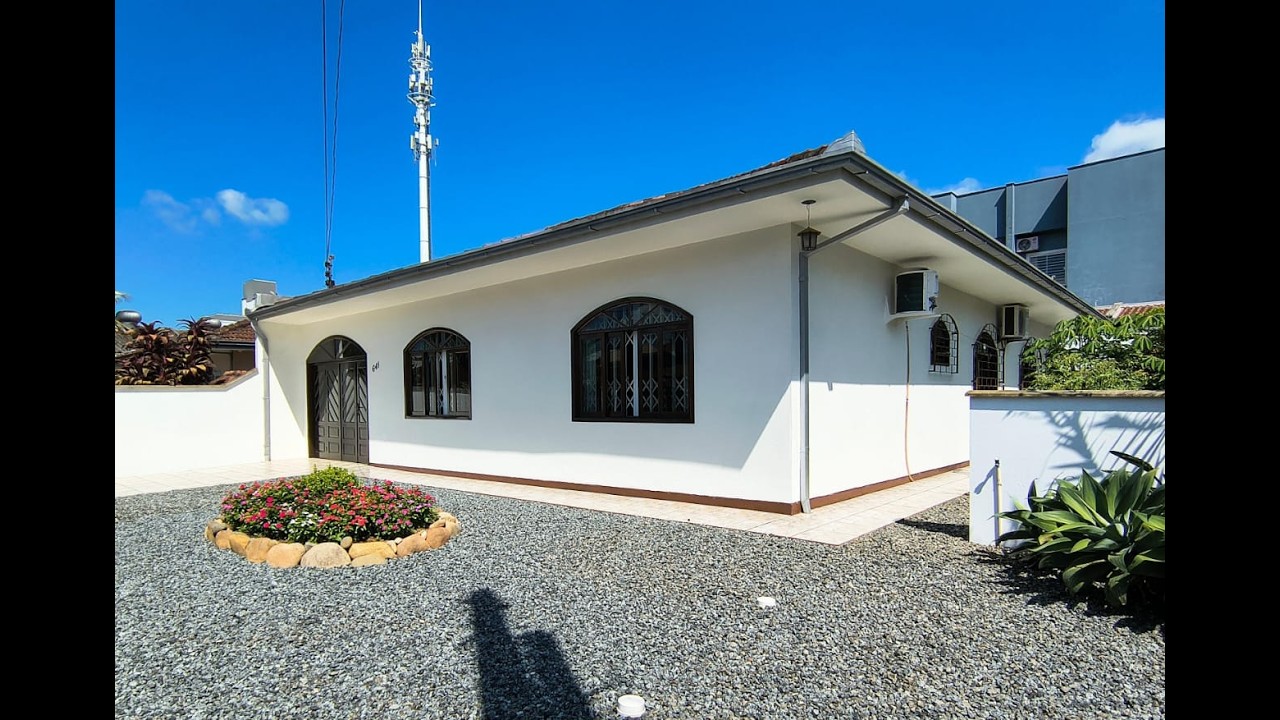 Venda - Casa com 3 quartos no Iririú em Joinville