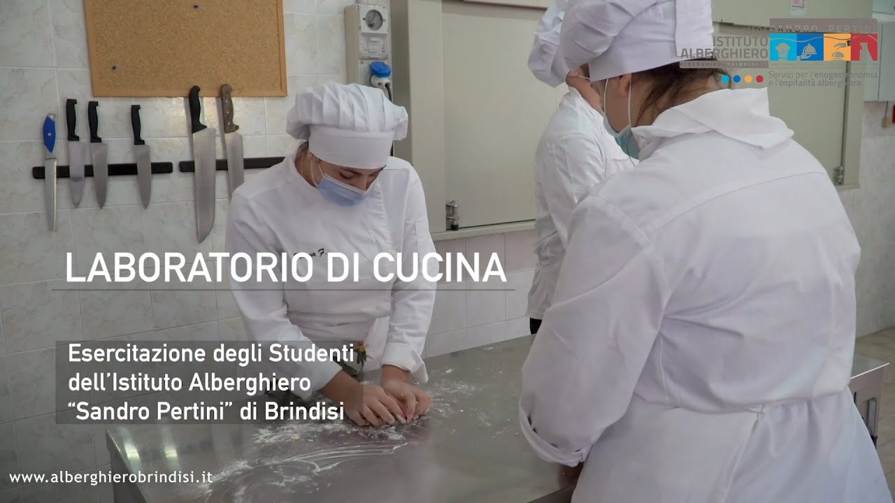 ISTITUTO ALBERGHIERO DI BRINDISI - Esercitazione nel Laboratorio di Cucina.