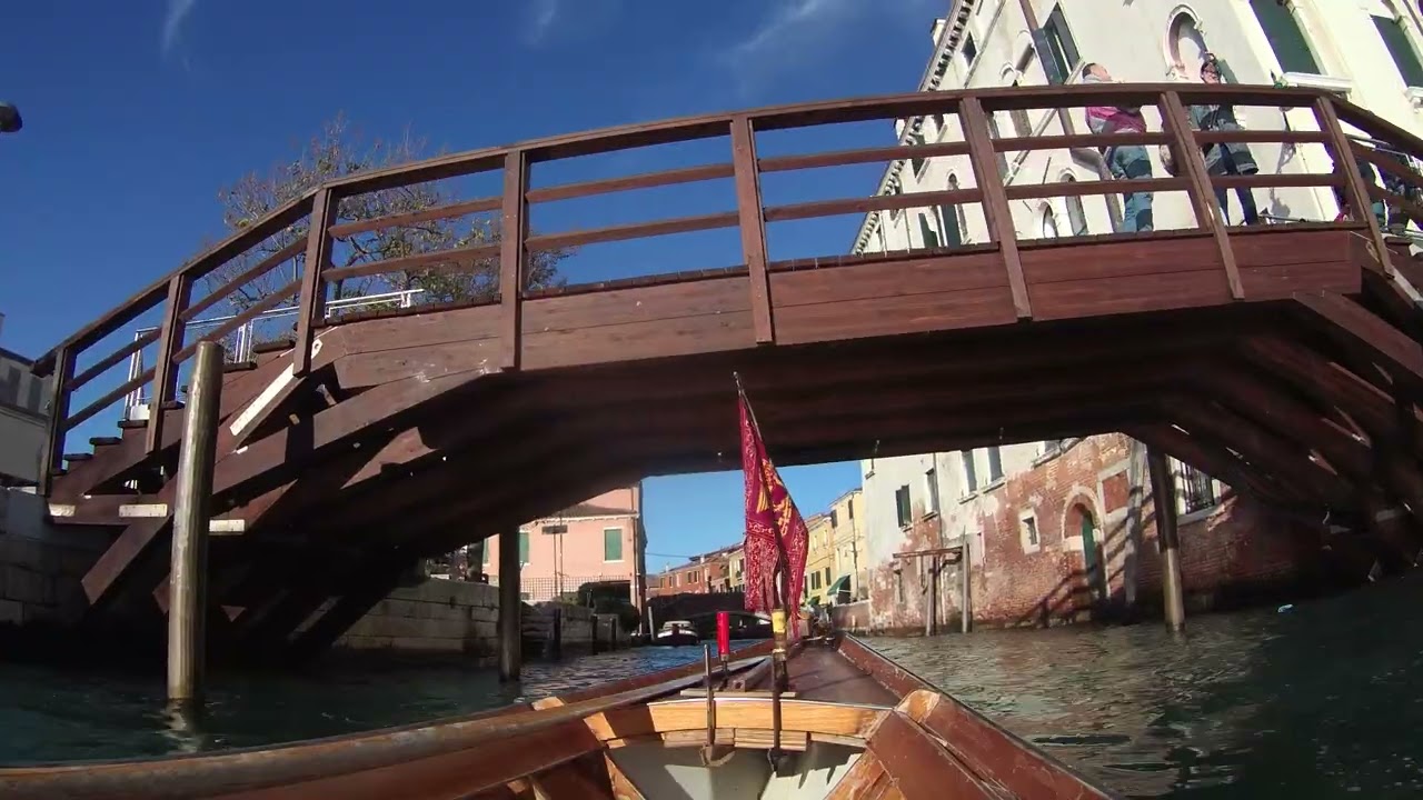 VENEZIA_VOGA VENETA_INOLTRARSI IN VOGA TRA I RII DELL'ISOLA DELLA GIUDECCA A VENEZIA PER SCOPRIRLA