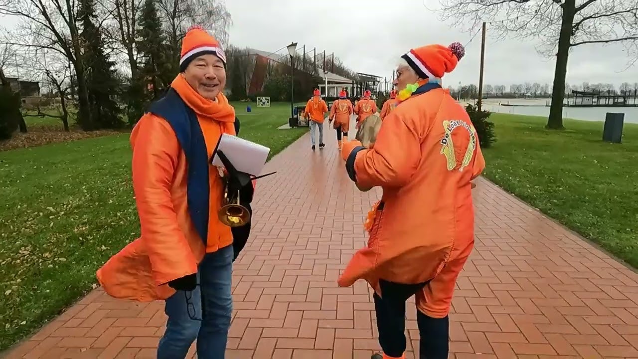Volkel nieuwjaarsduik Hemelrijk #BillyBird met muziek van Loatbloejers 
