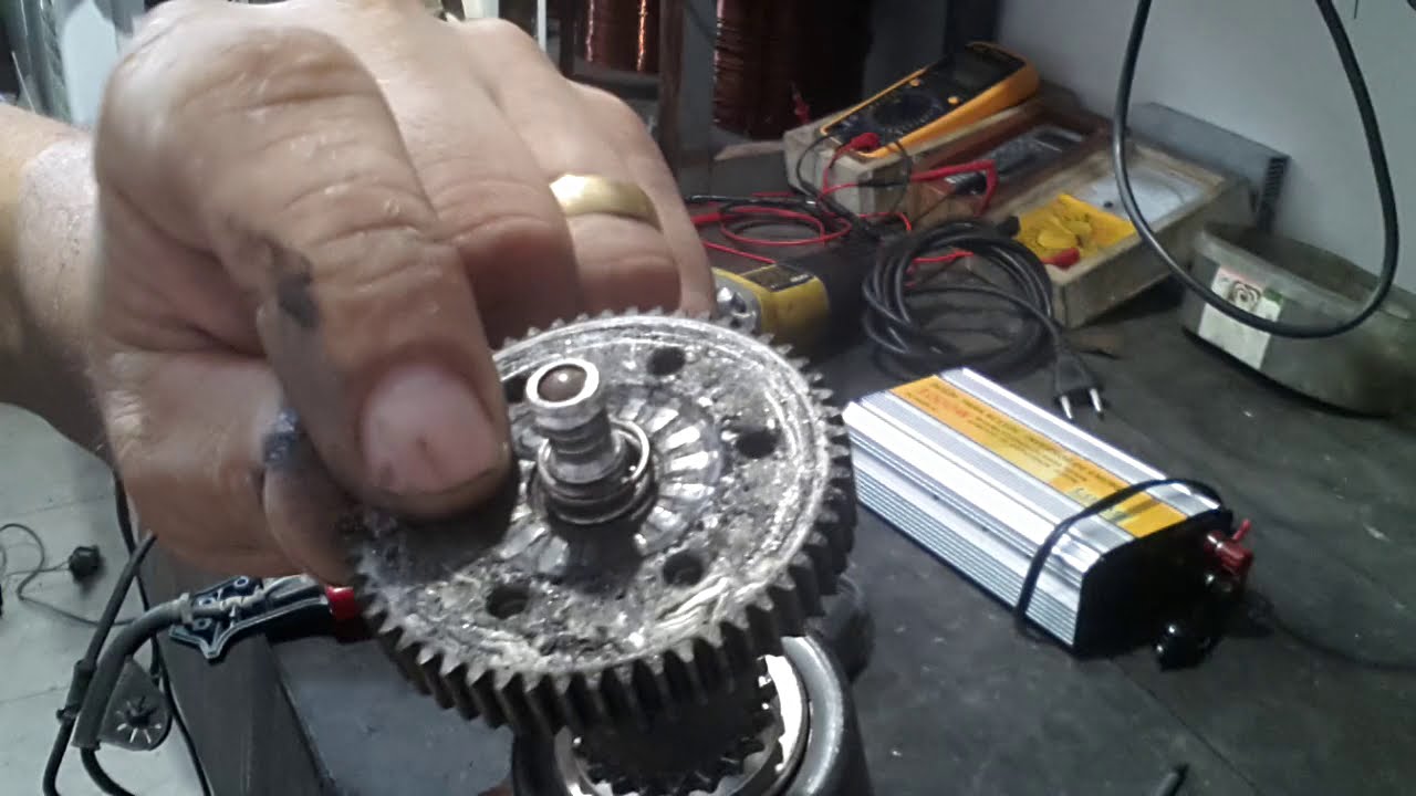 FURADEIRA BOSCH COM FOLGA NO MANDRIL