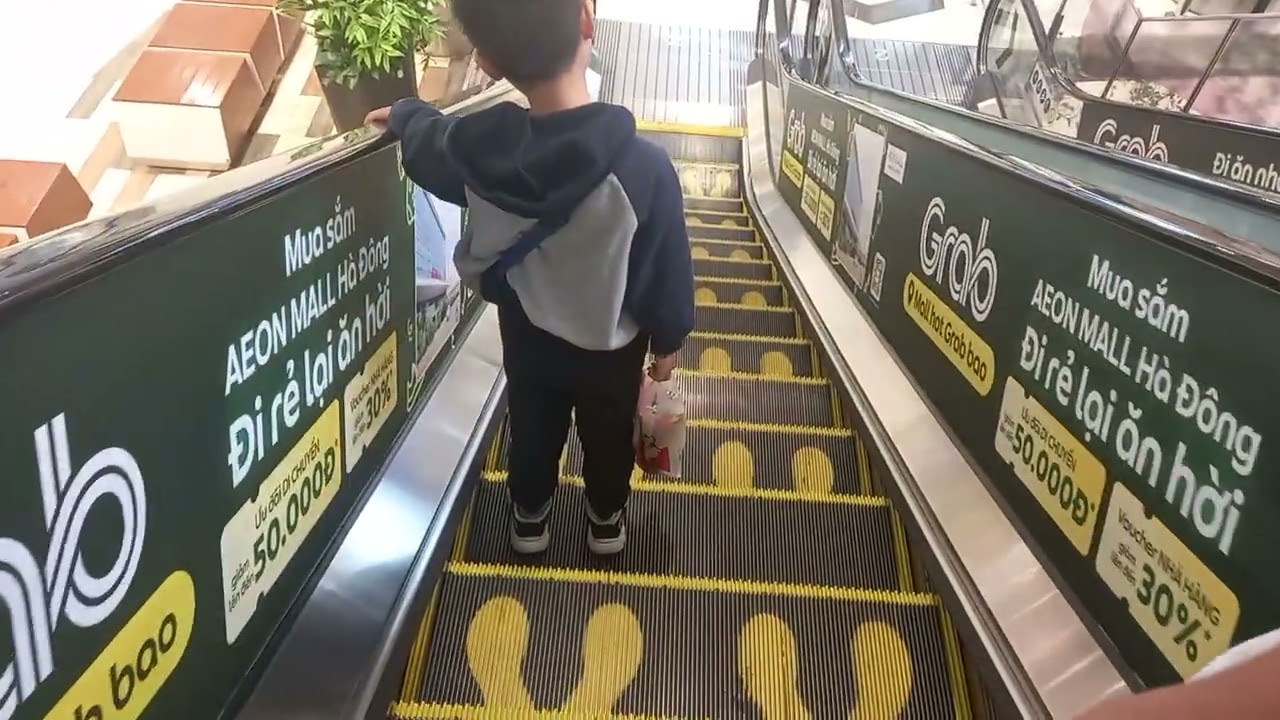 1x Escalator going down at AEON Mall Ha Dong, Hanoi, Vietnam