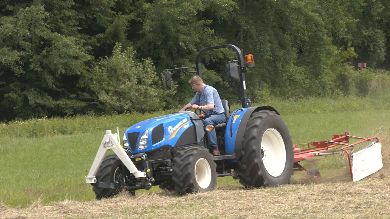 New Holland TD3.50 beim Schwadern, Heuernte