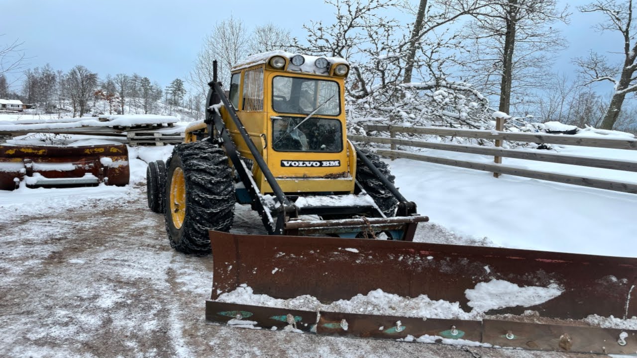 Jouren ringde, Vi Plogar snö med baklastaren