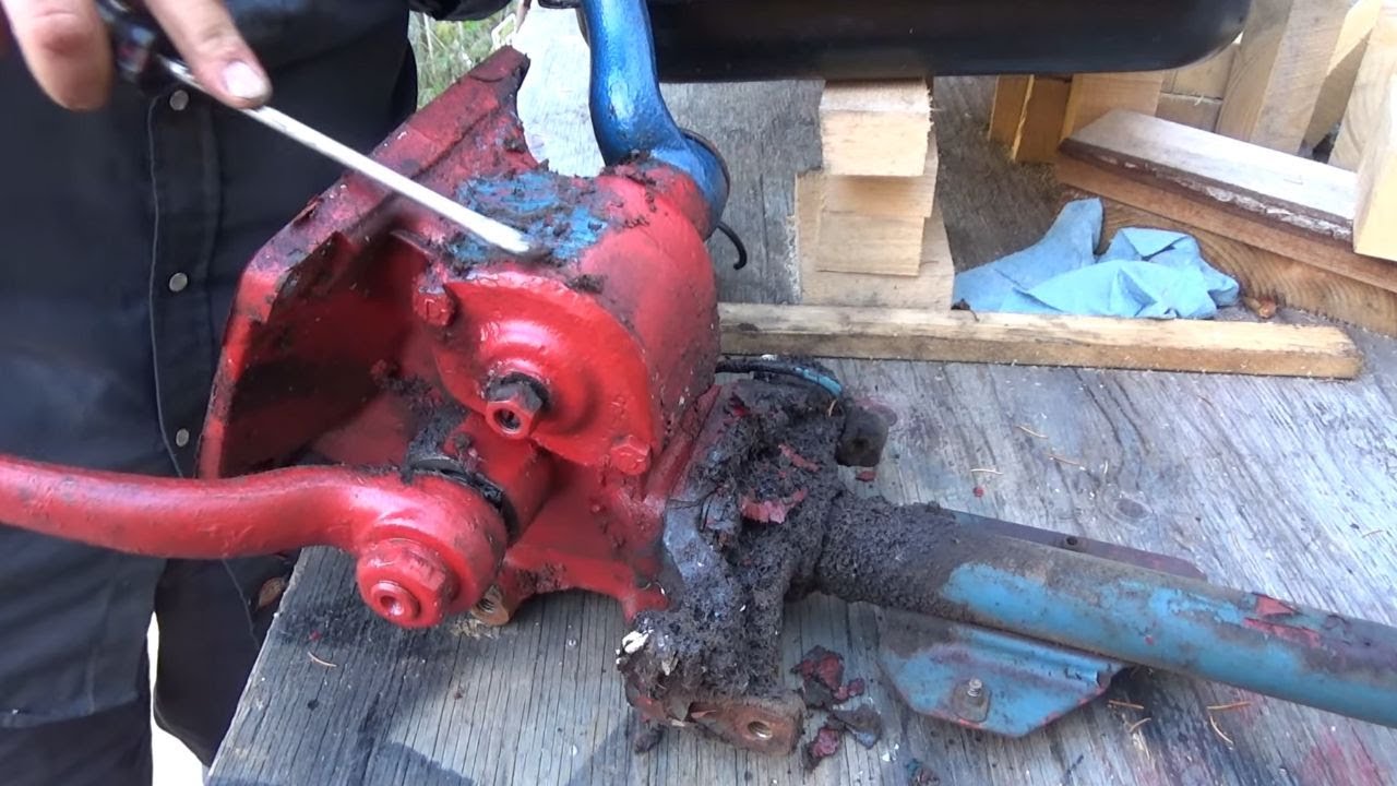 While we have it apart lets take off the Steering box and check it out FORD 800