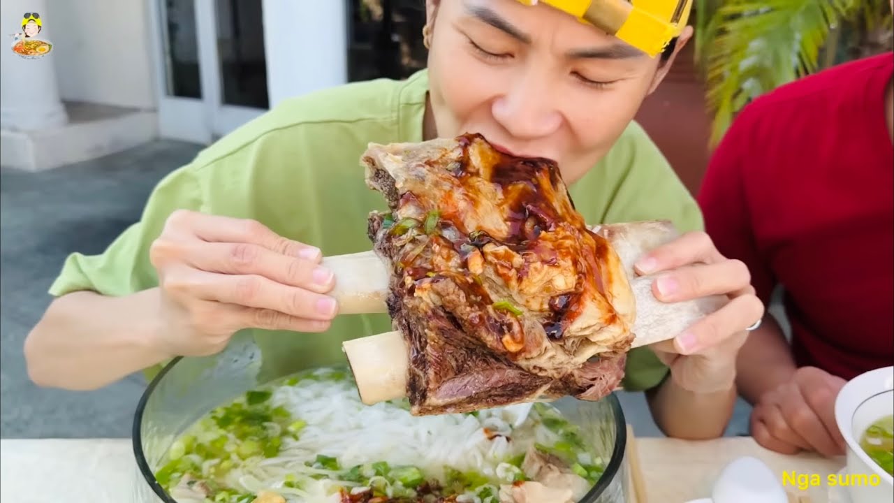 KHÓ TIN CHUYỆN NGƯỜI ĐÀN ÔNG ĂN HẾT CON HEO QUAY 1 TẠ VÀ GIẢI TÔ PHỞ ĐUÔI BÒ HƠN 13 TRIỆU CỦA NSM