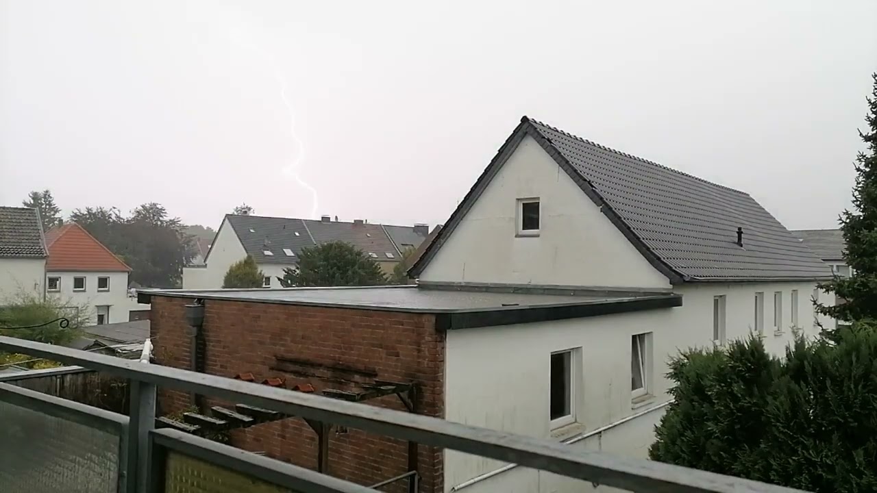 Kräftiges Gewitter in voller Länge