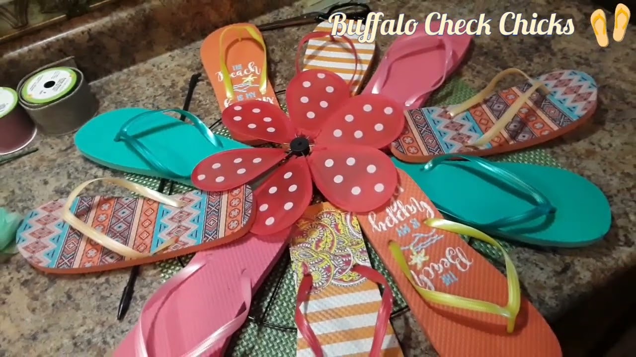 BEACH WEEK! Flip Flops Adorable Summer Wreath! #beachdecor #summerwreath