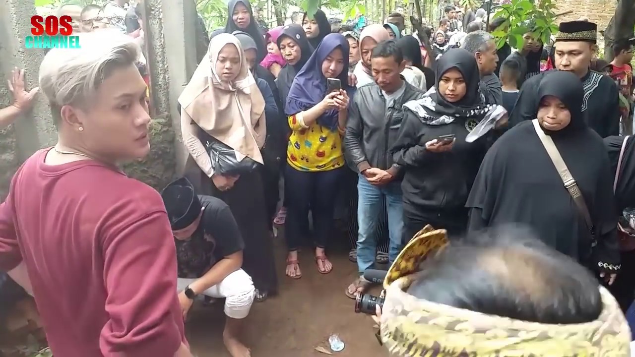 Kerabat Kerja SOS Channel terharu - SULE BESERTA KELUARGA BESAR SANGAT SEDIH SAAT LINA DISEMAYAMKAN