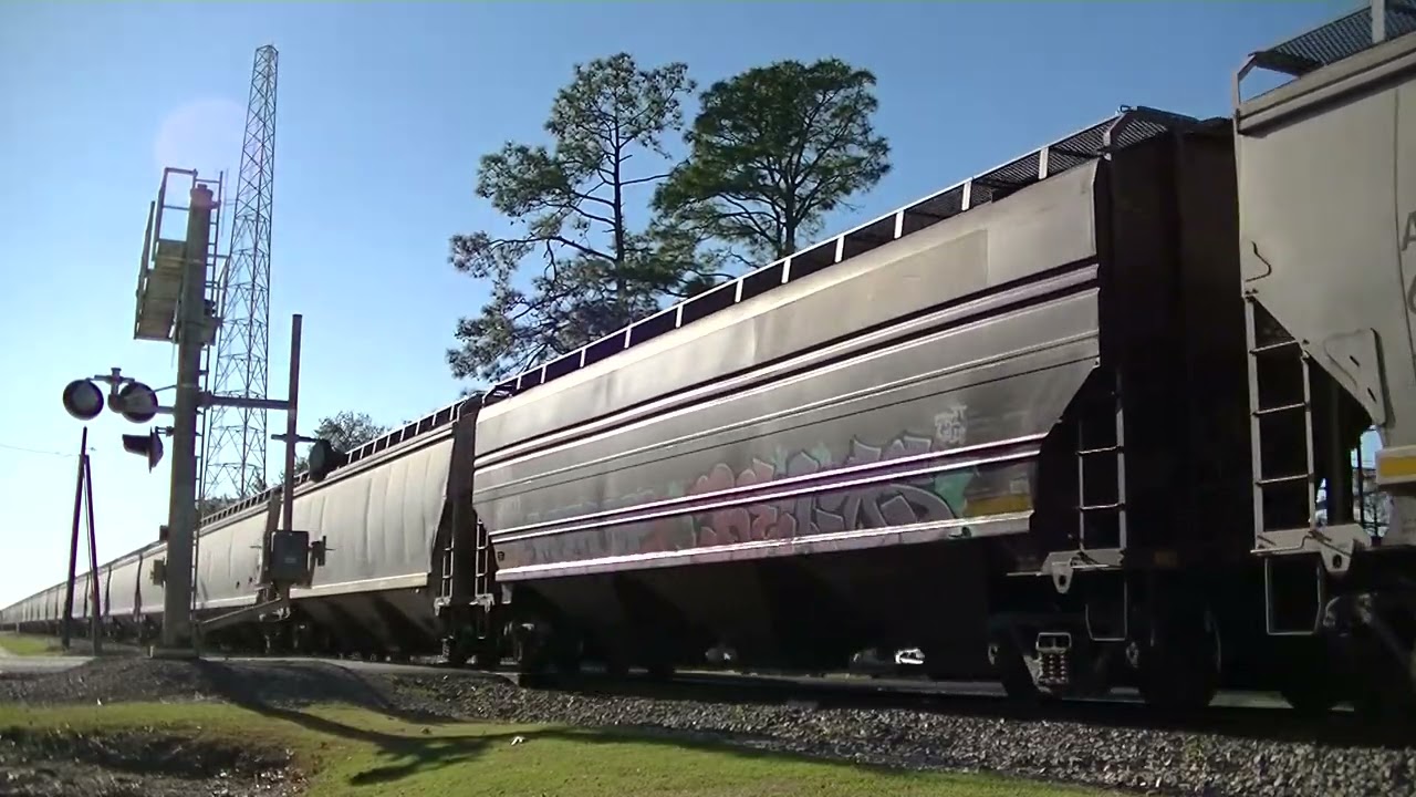 CN G889 passes through Lutcher, LA