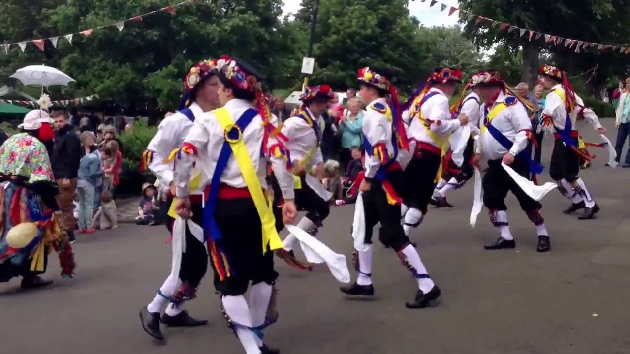 Bonny Green Garters (Bampton) - Moulton Morris Men, 2013-06-22