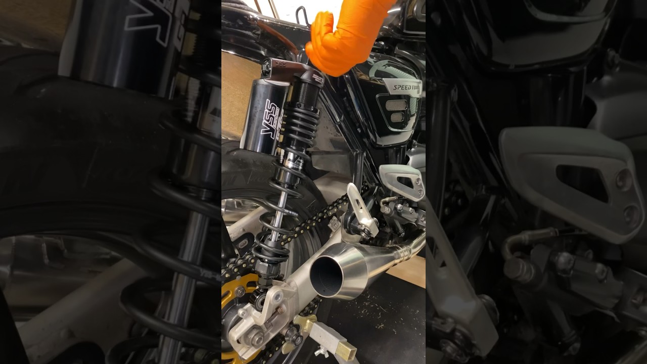Installing YSS rear shocks to the Triumph Speed Twin  #motorbikes #motorcycle