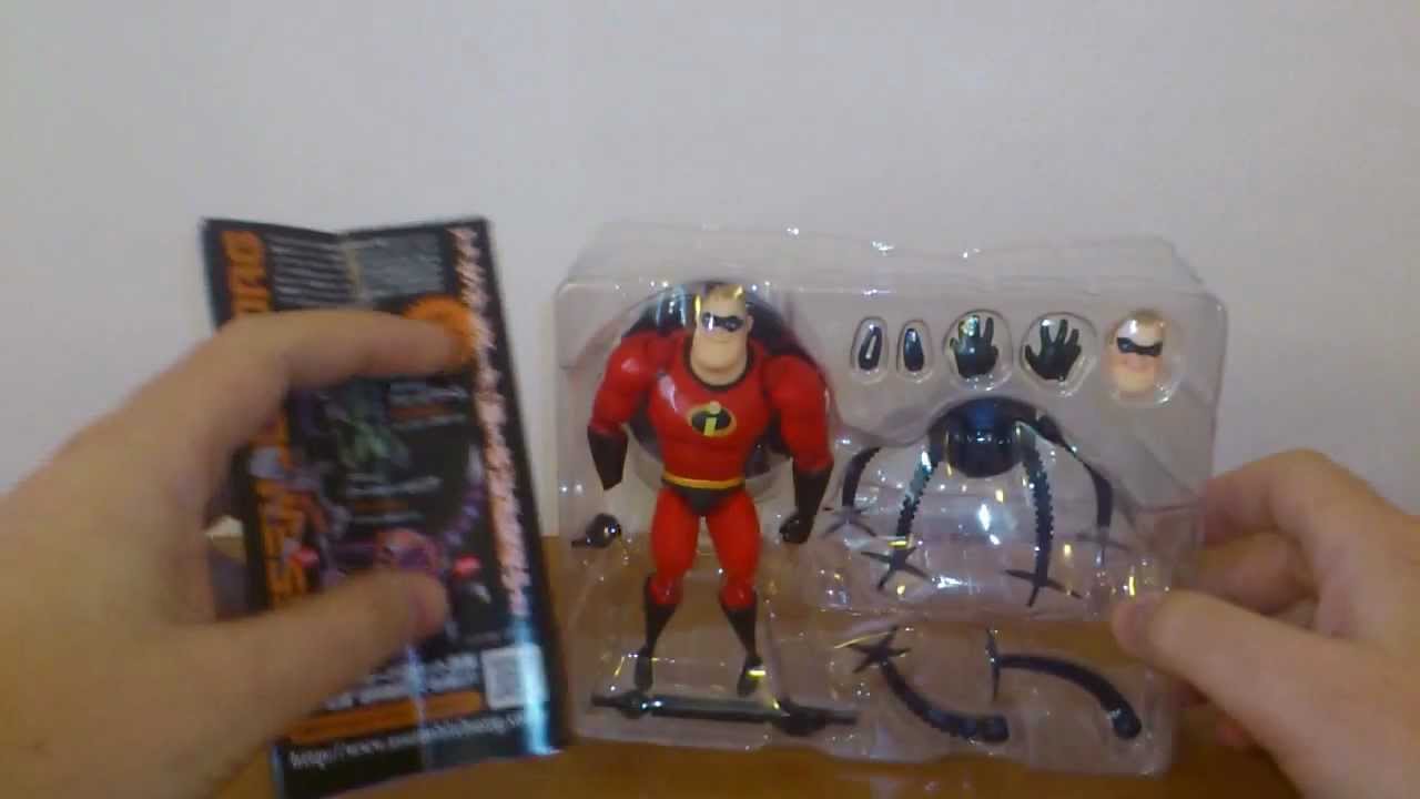 Revoltech review - Pixar's Mr Incredible Vs  the Omnidroid