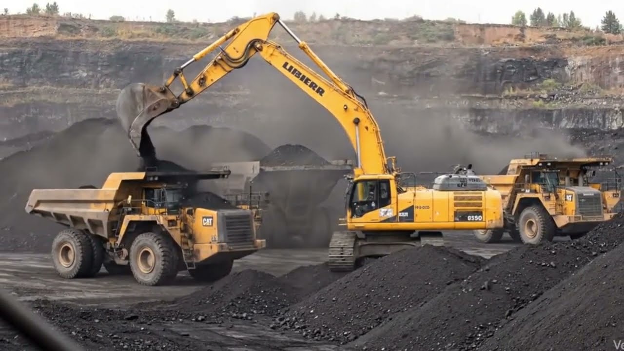 Amazing Power! Liebherr Excavator Loading Huge Loads