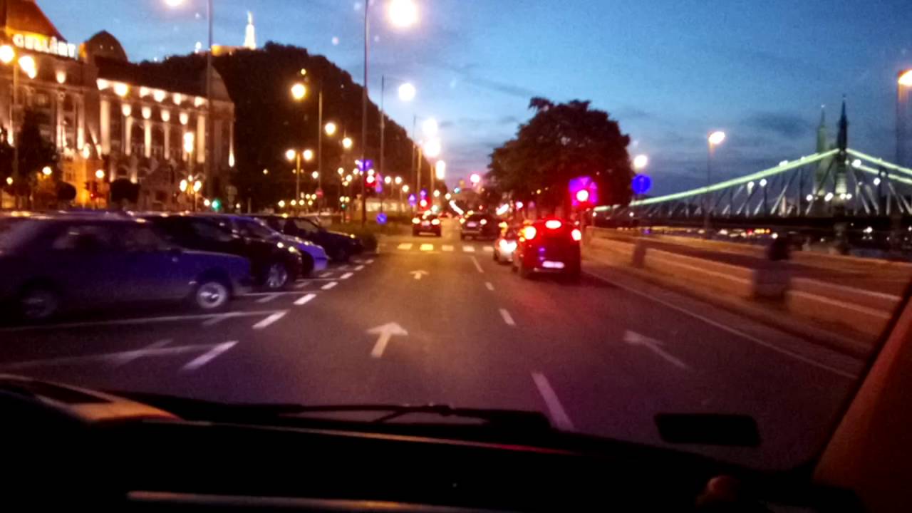 Kékfényes vonulás Budapest utcáin.